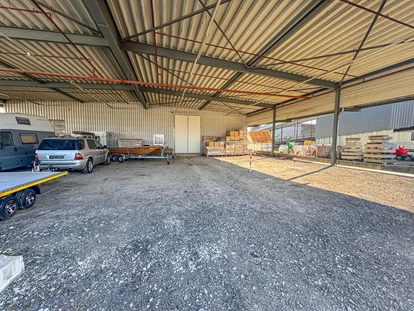 Abstellplatz - geeignet für: Anhänger - Schweiz - Stellplatz (Kennzeichnung mit Absperrseil) - Klarer Freizeitanlagen AG - Stellplatz Wohnmobil/-wagen