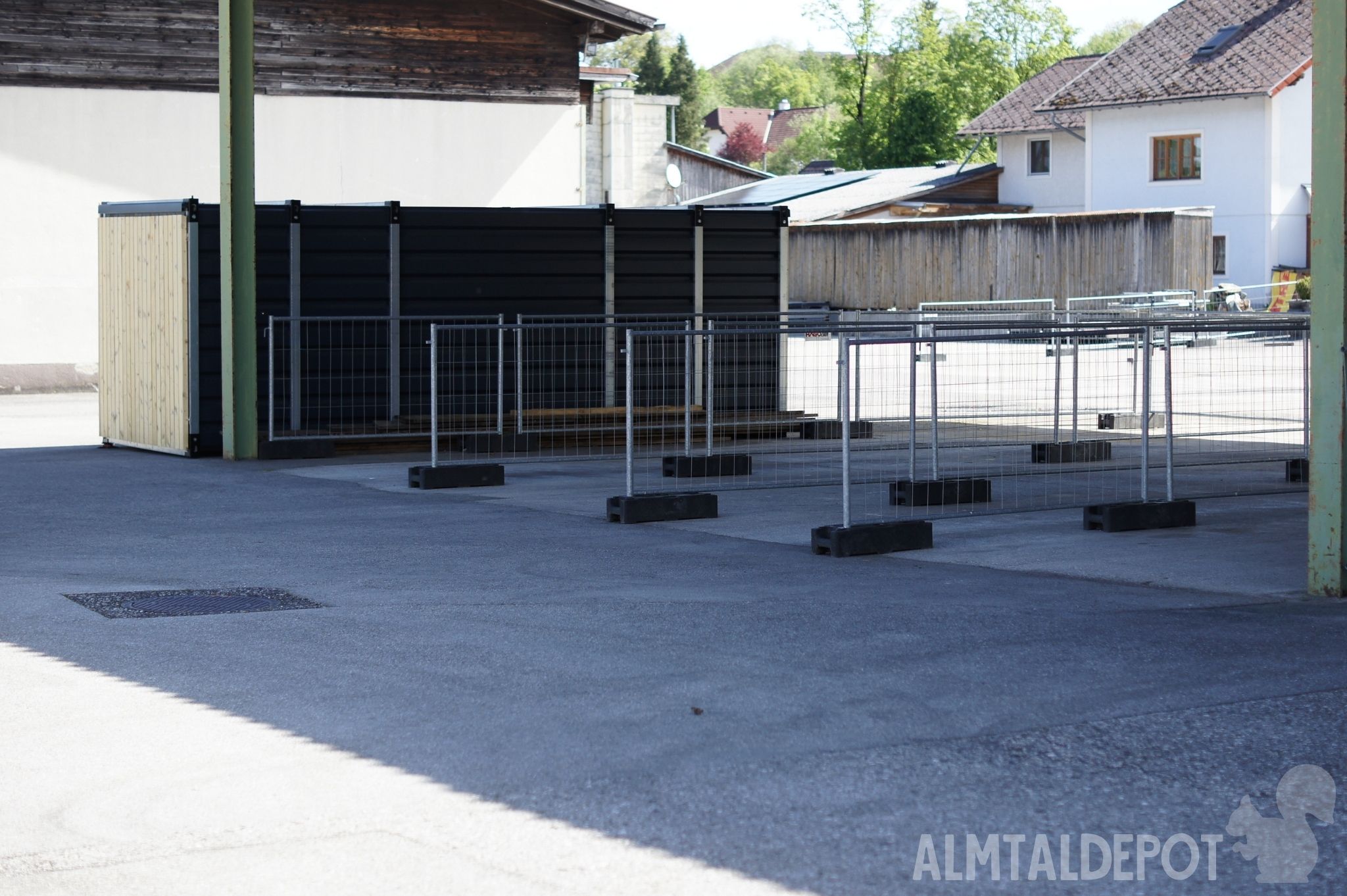 Einstellplatz: freie Carportboxen, abgetrennt an 3 Seiten, besenrein, asphaltiert, Einstellplatz für Auto bis LKW, großzügige Einfahrtshöhe - Almtaldepot