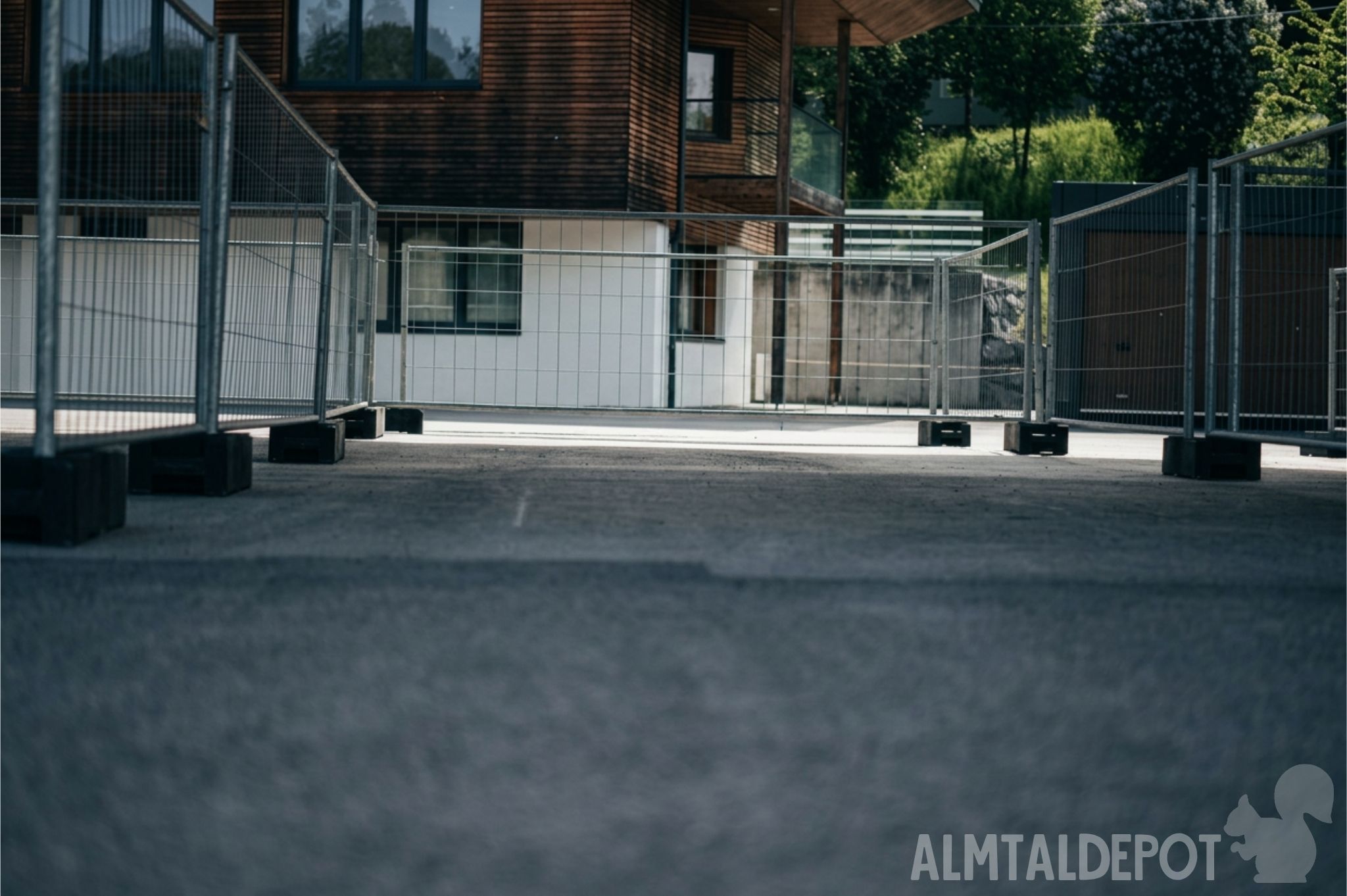 Einstellplatz: freie Carportboxen, abgetrennt an 3 Seiten, besenrein, asphaltiert, Einstellplatz für Auto bis LKW, großzügige Einfahrtshöhe - Almtaldepot