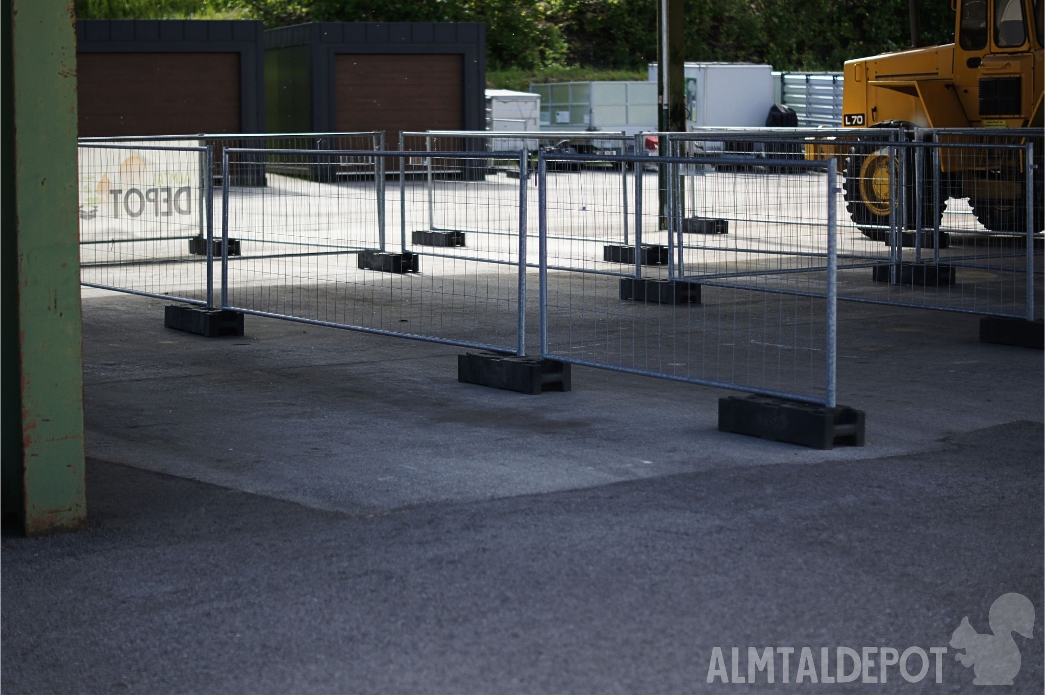 Einstellplatz: freie Carportboxen, abgetrennt an 3 Seiten, besenrein, asphaltiert, Einstellplatz für Auto bis LKW, großzügige Einfahrtshöhe - Almtaldepot