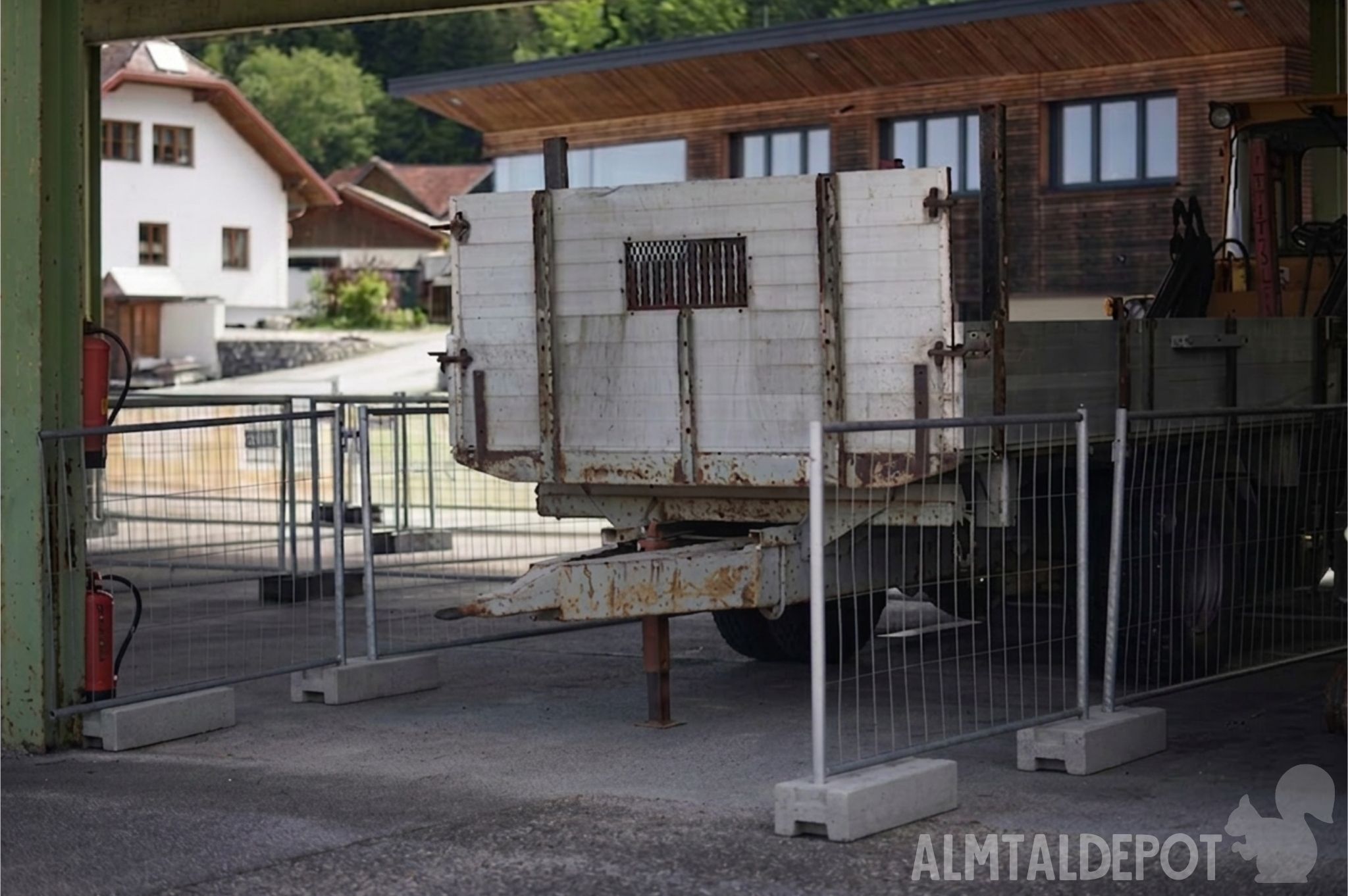 Einstellplatz: Beispiel einer bereits belegten Carportbox, abgetrennt an 3 Seiten, besenrein, asphaltiert, Einstellplatz für Auto bis LKW, großzügige Einfahrtshöhe - Almtaldepot
