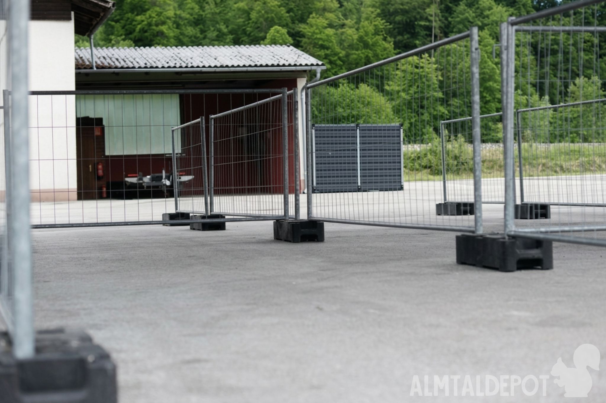 Einstellplatz: freie Carportboxen, abgetrennt an 3 Seiten, besenrein, asphaltiert, Einstellplatz für Auto bis LKW, großzügige Einfahrtshöhe - Almtaldepot