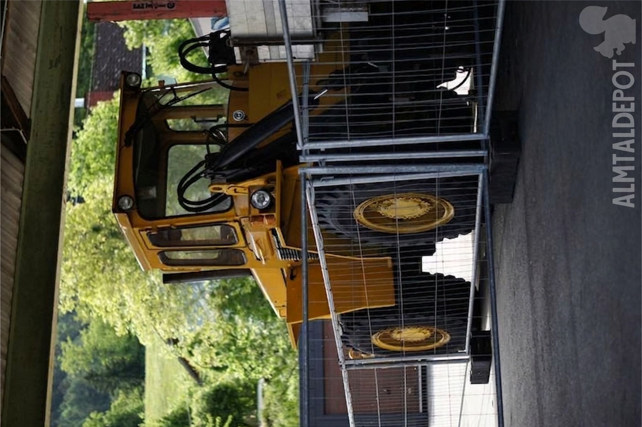 Einstellplatz: Beispiel einer bereits belegten Carportbox, abgetrennt an 3 Seiten, besenrein, asphaltiert, Einstellplatz für Auto bis LKW, großzügige Einfahrtshöhe - Almtaldepot