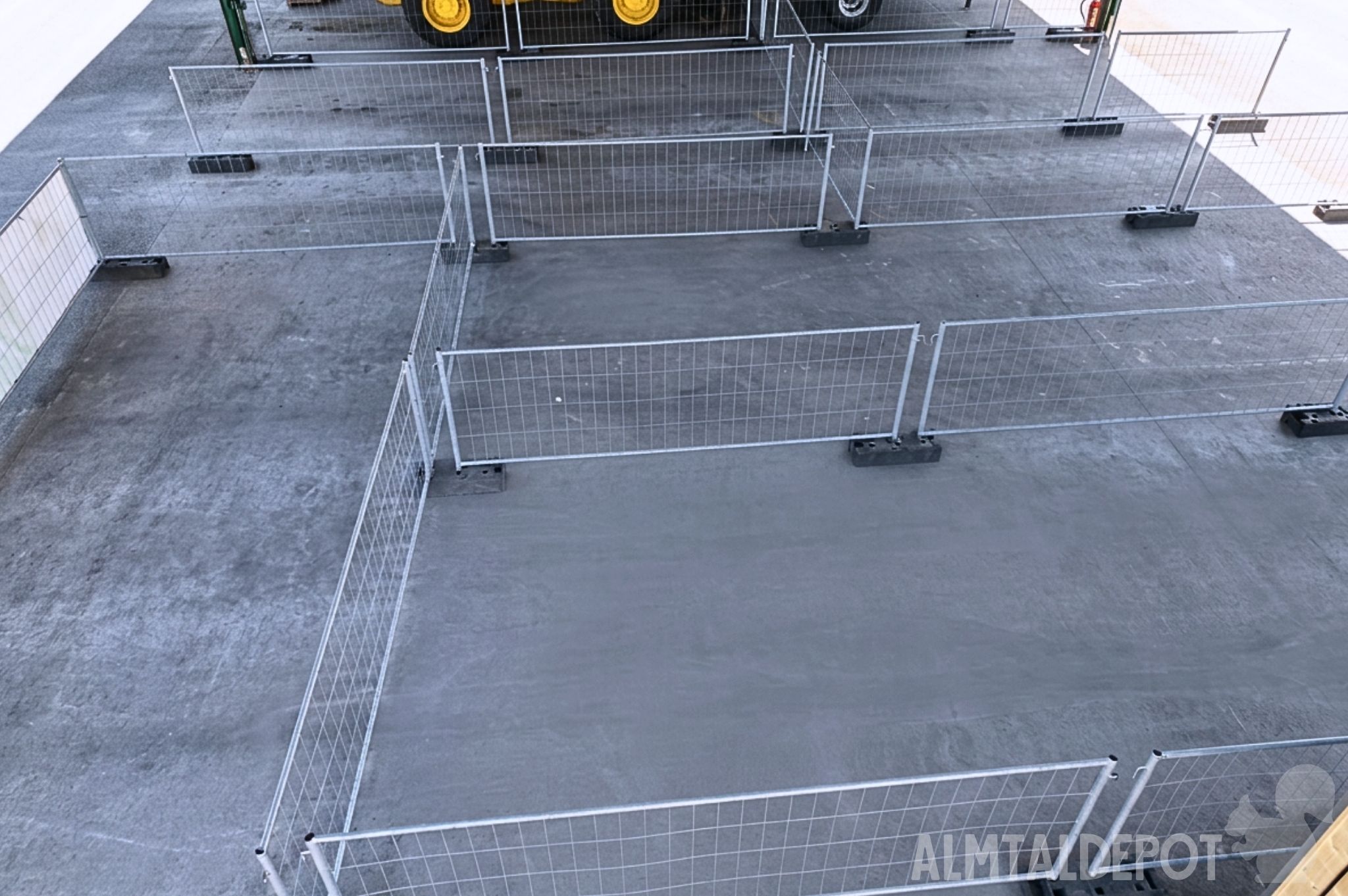 Einstellplatz: freie Carportboxen, abgetrennt an 3 Seiten, besenrein, asphaltiert, Einstellplatz für Auto bis LKW, großzügige Einfahrtshöhe - Almtaldepot