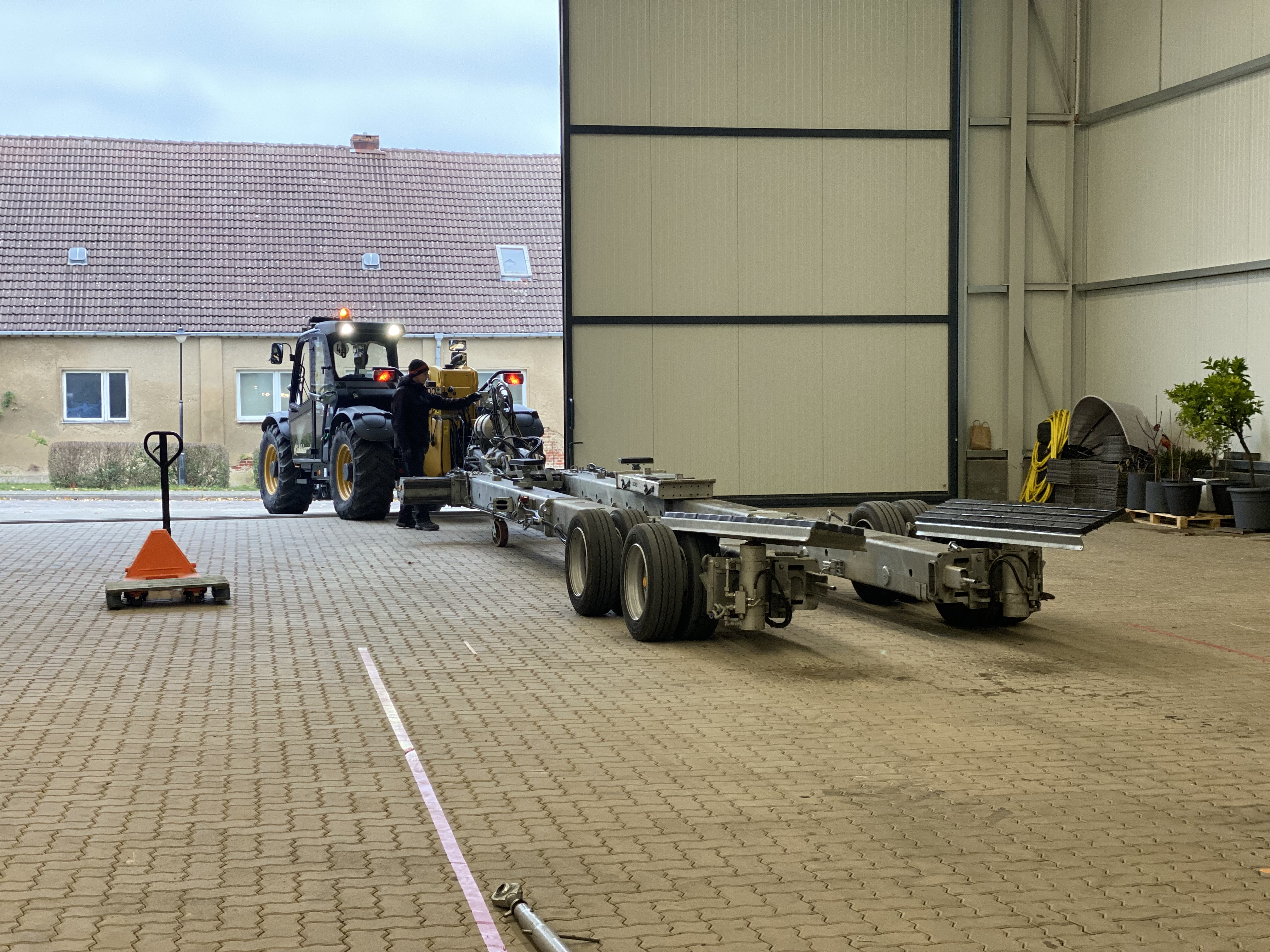 Einstellplatz: Hallenlager (Plätze nur noch im Sommer verfügbar) - Transportequipment  - SBS Yachthafenresort Fleesensee - Freifläche umzäunt