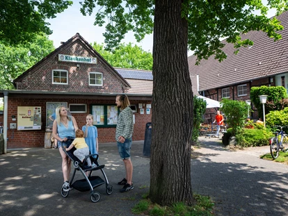 Abstellplatz - Münsterland - Die Rezeption am Freizeitpark Klaukenhof hat jeden Tag geöffnet. Eine Klingel ist hier vorhanden, also ist die Kontaktaufnahme hier sehr einfach - Freizeitpark Klaukenhof