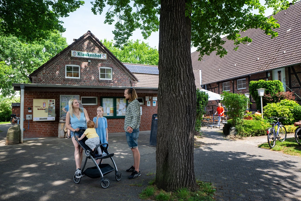 Einstellplatz: Die Rezeption am Freizeitpark Klaukenhof hat jeden Tag geöffnet. Eine Klingel ist hier vorhanden, also ist die Kontaktaufnahme hier sehr einfach - Freizeitpark Klaukenhof