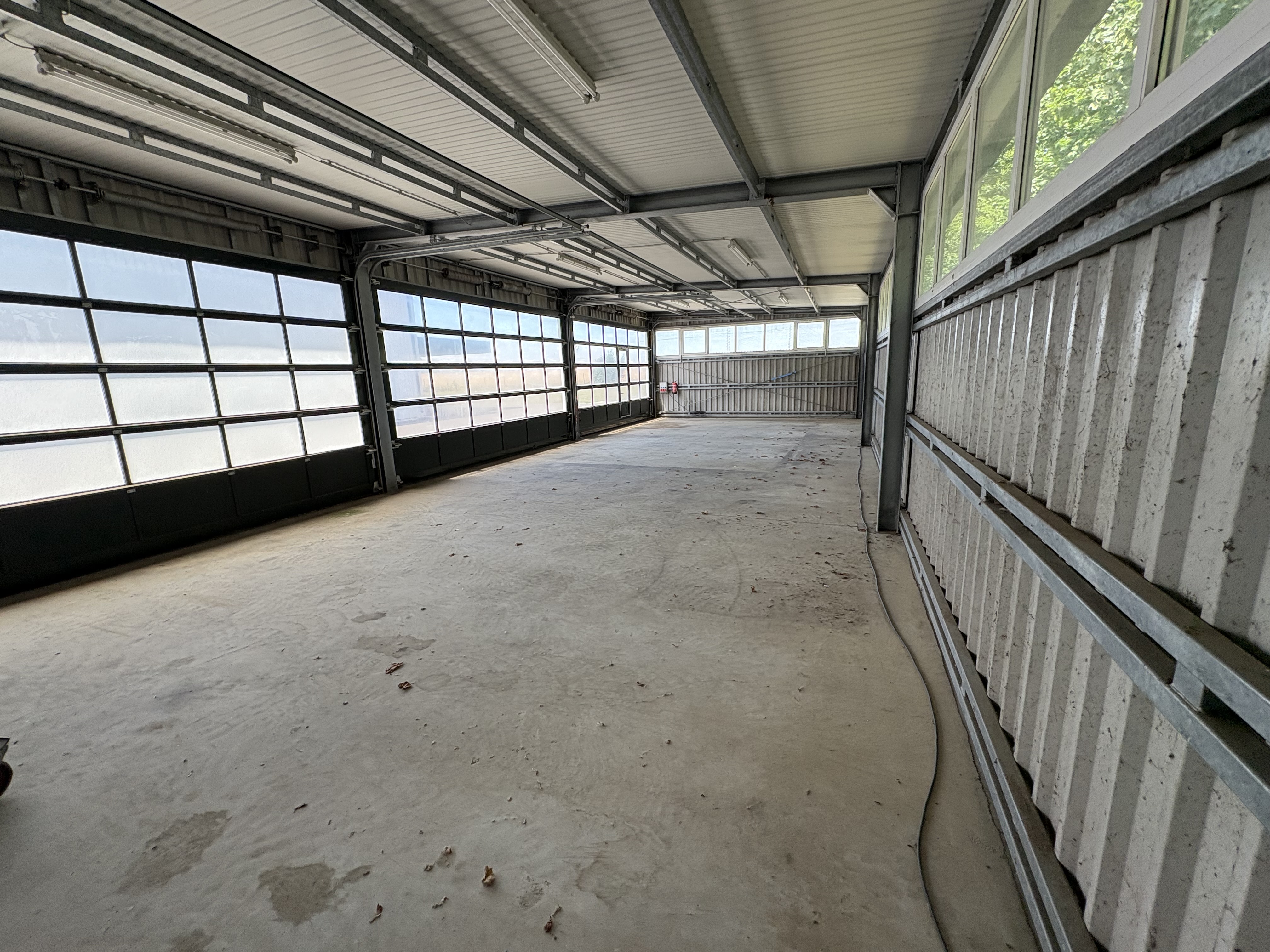 Abstellplatz - geeignet für: Oldtimer - Deutschland - Innenansicht - Halleneinstellplätze