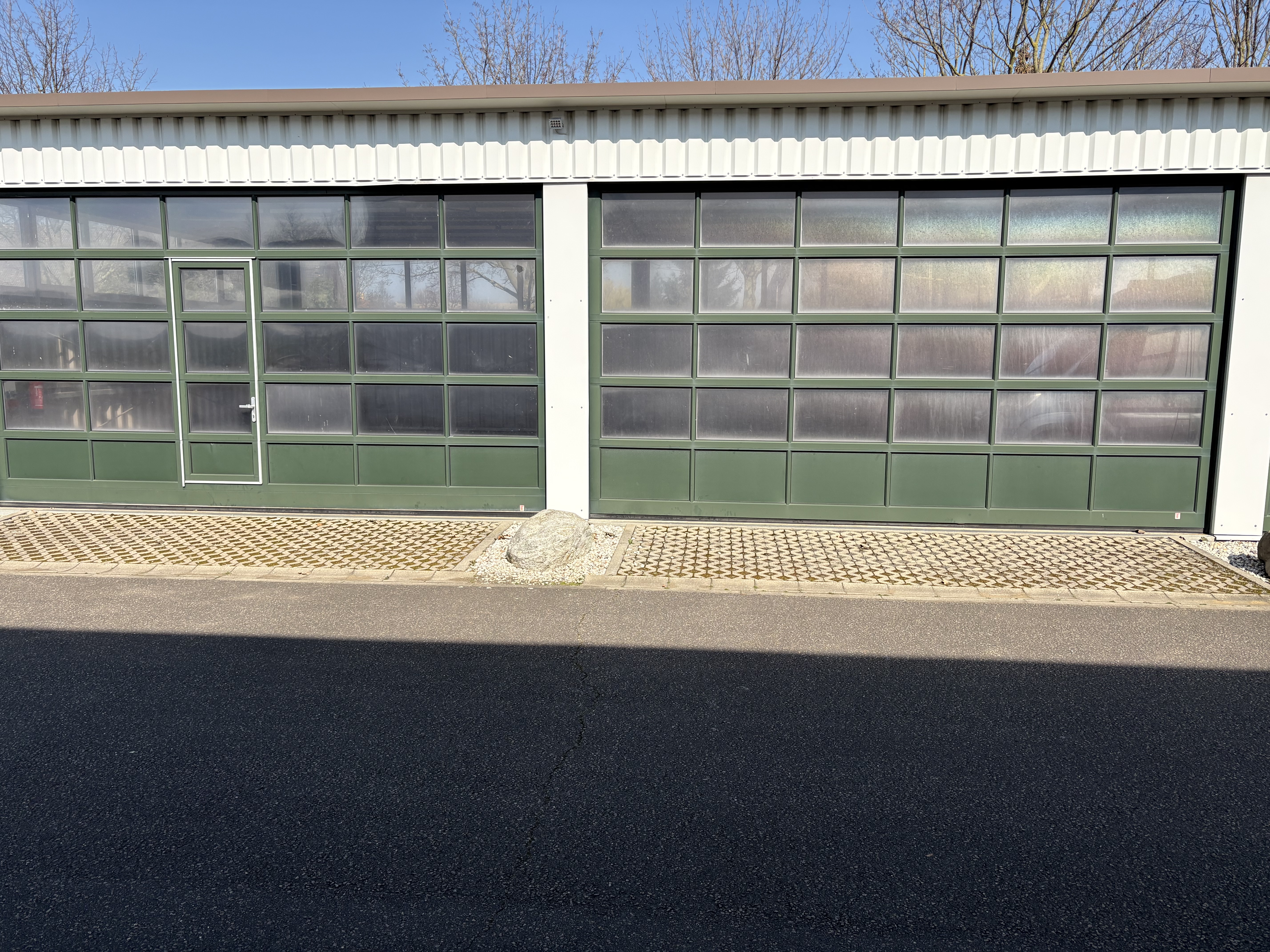 Abstellplatz - geeignet für: Oldtimer - Deutschland - Außenansicht 2 Tore - Halleneinstellplätze