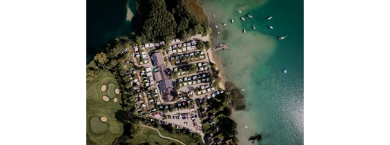 Einstellplatz: Das AustriaCamp von oben im Sommer. Abstellmöglichkeit am Parkplatz (Bild unten) oder auf den Stellplätzen im Winter. - AustriaCamp Mondsee