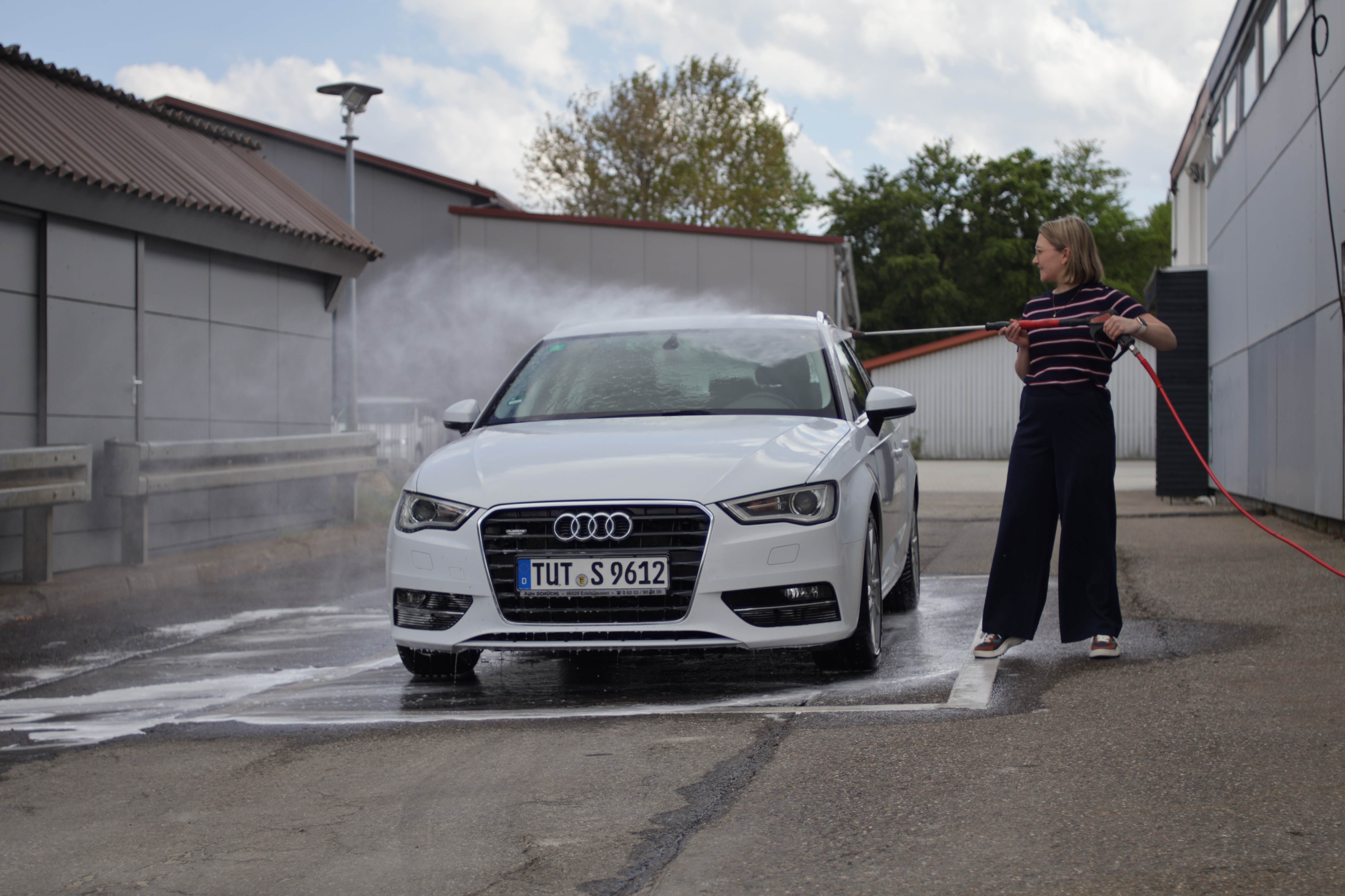 Abstellplatz - geeignet für: Reisemobile - SB-Waschanlage - Fahrzeug-Abstellplatz, Carport, Garage, Lager – eingezäunt & kameraüberwacht, inkl. Sanitär - Dreher Garagen- und Gewerbepark Königsheim bei Tuttlingen
