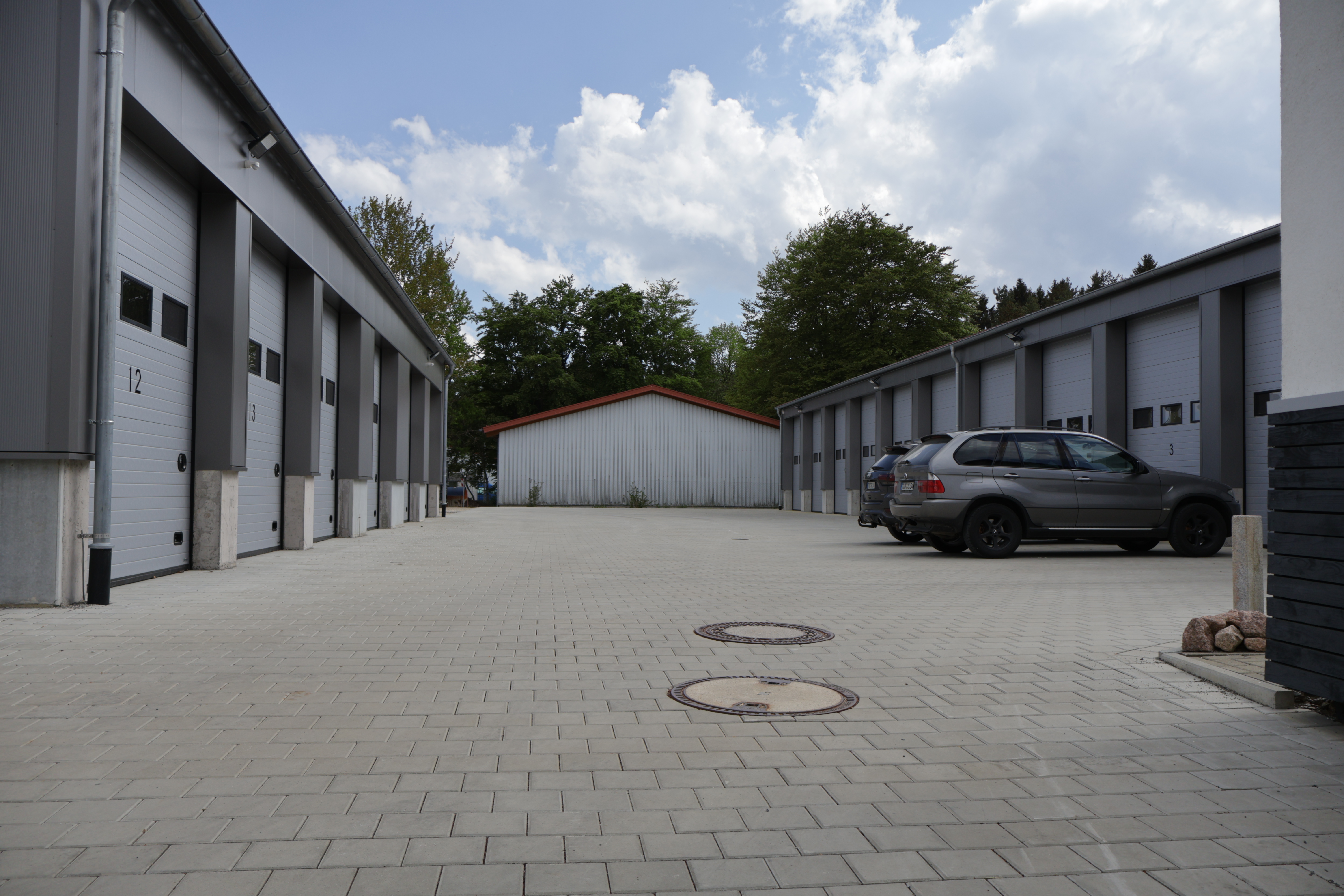 Abstellplatz - geeignet für: Reisemobile - Lager- und Garagen - Fahrzeug-Abstellplatz, Carport, Garage, Lager – eingezäunt & kameraüberwacht, inkl. Sanitär - Dreher Garagen- und Gewerbepark Königsheim bei Tuttlingen