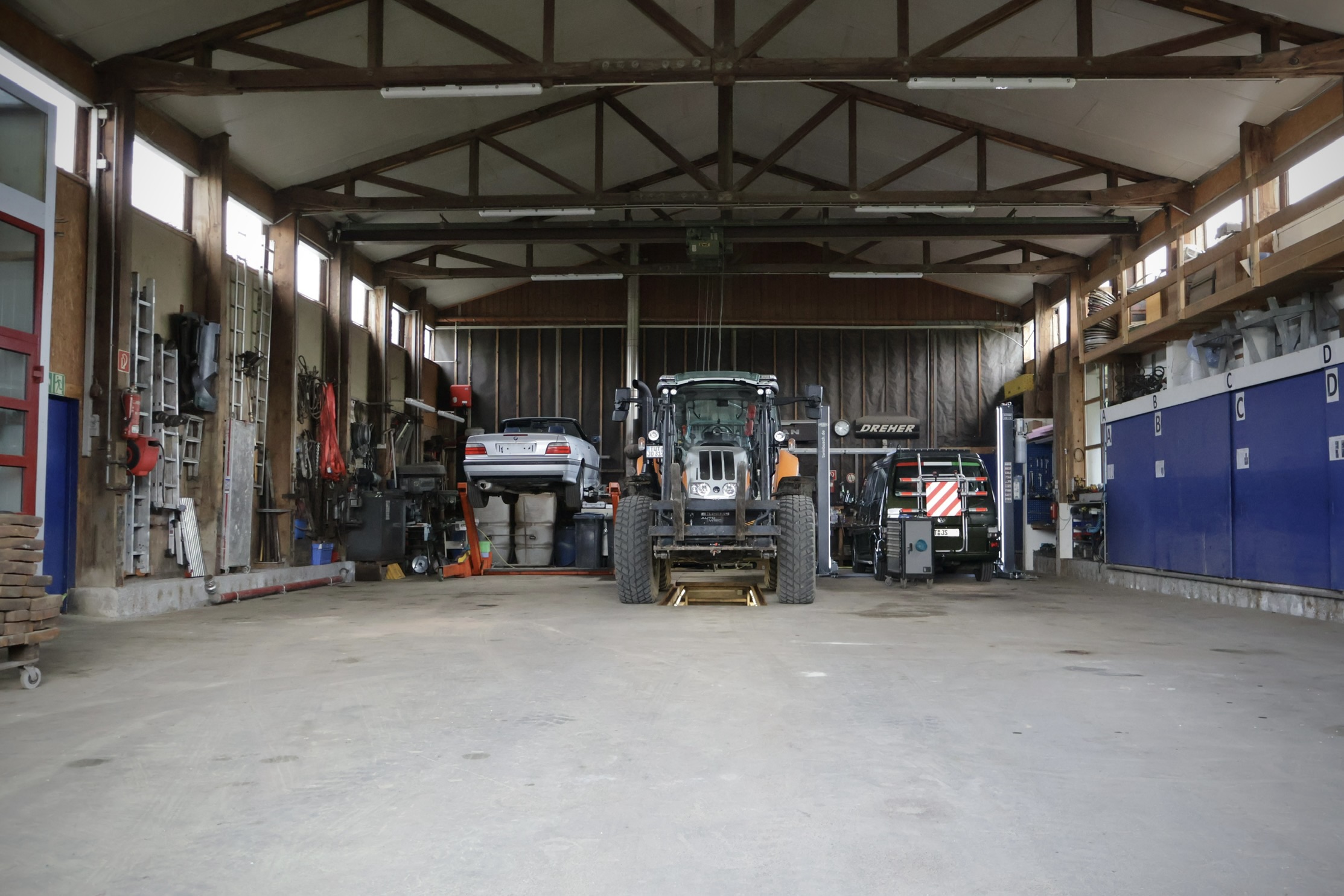 Abstellplatz - geeignet für: Reisemobile - SB-Werkstatt - Fahrzeug-Abstellplatz, Carport, Garage, Lager – eingezäunt & kameraüberwacht, inkl. Sanitär - Dreher Garagen- und Gewerbepark Königsheim bei Tuttlingen
