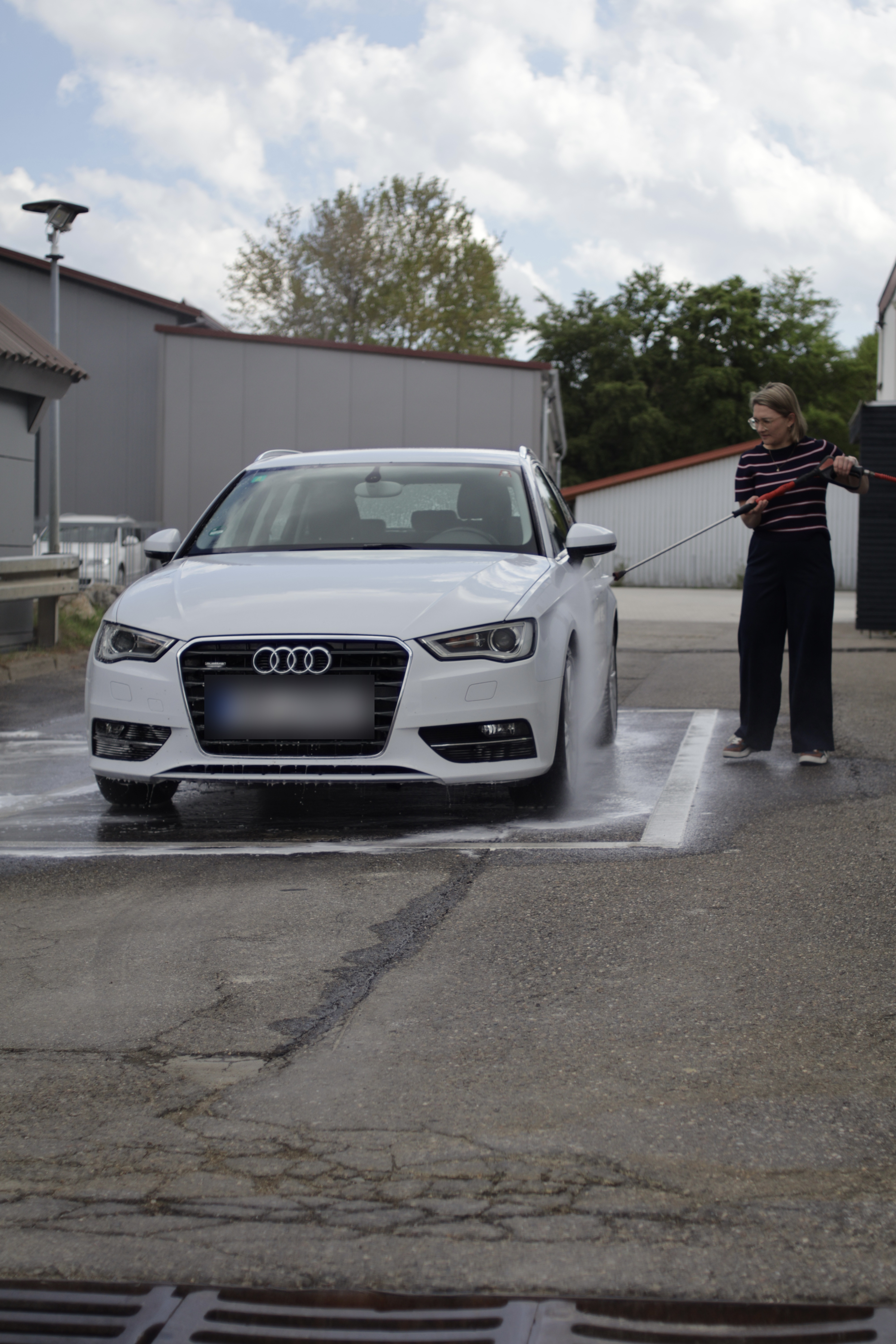 Abstellplatz - Art des Abstellplatzes: Parkhaus/Garage - SB-Waschanlage - Fahrzeug-Abstellplatz, Carport, Garage, Lager – eingezäunt & kameraüberwacht, inkl. Sanitär - Dreher Garagen- und Gewerbepark Königsheim bei Tuttlingen
