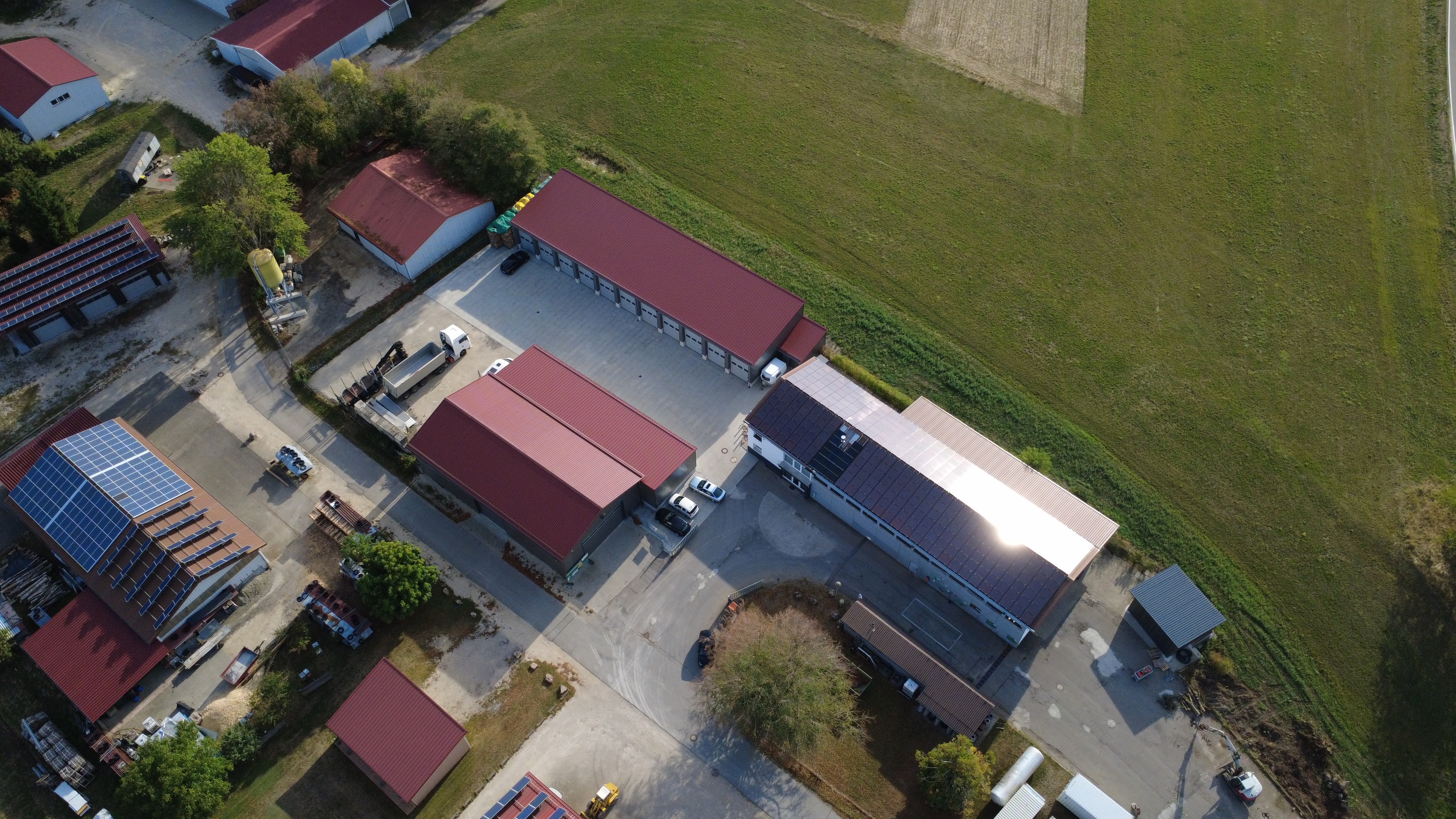 Abstellplatz - Art des Abstellplatzes: Parkhaus/Garage - Gelände - Fahrzeug-Abstellplatz, Carport, Garage, Lager – eingezäunt & kameraüberwacht, inkl. Sanitär - Dreher Garagen- und Gewerbepark Königsheim bei Tuttlingen